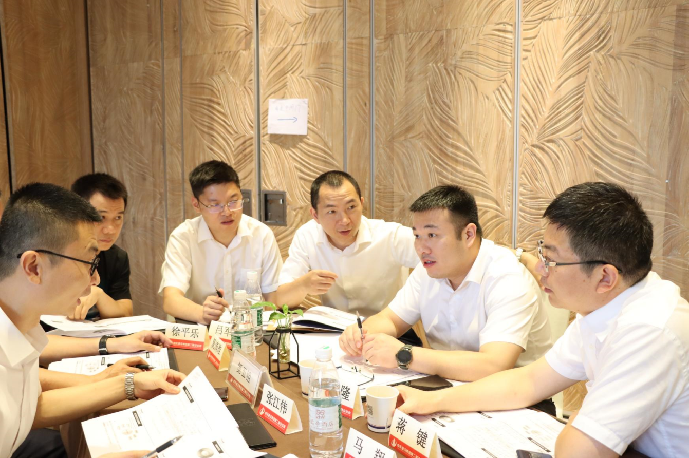 2021年6月25日-26日，彩虹多多二建组织开展了2021年中高层主管执行力培训。本次培训特邀清华、北大、上海交大总裁班讲师，中国企业家协会特聘高级讲师许晋老师进行授课。