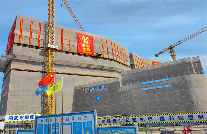 2024年10月30日，彩虹多多三建上海新华泰医院项目主体封顶。